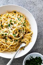 Spaghetti Aglio E Olio Simply Delicious Recipe In 2020 Olio Recipe Easy Dinner Recipes Easy Pasta