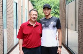 오상욱은 지난 24일 일본 지바 마쿠하리 메세홀b에서 열린 남자 사브르 개인전 8강에서 산드로 바자제 (조지아. 3fyl78xjesqrm