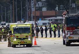 Las autoridades confirmaron este jueves que hacia las 9:40 de la mañana explotó lo que parece ser un carro bomba dentro de la escuela de cadetes general santander, al sur de bogotá, hechos que hasta el momento dejan un saldo de 5 uniformados sin vida y al menos 10 heridos, según indicó el. Imagenes Confusion Por Carro Bomba En Escuela General Santander Rcn Radio