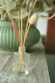 Seit uralten zeiten verbrennen die menschen kräuter und blüten, um einen angenehmen diese gefäße lassen sich sehr trendy noch mit langen holzstäbchen dekorieren. 1001 Einfache Ideen Wie Sie Raumduft Selber Machen