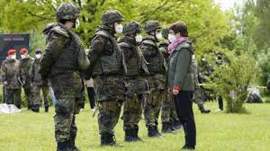 Tooloud bundeswehr logo with text loose tank top. Bundeswehr Kramp Karrenbauer Streitet Um Mehr Geld Politik Sz De