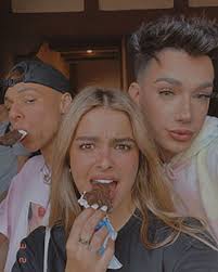 Karl cabellos rubios, cara linda, labios de chicas