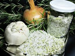 Gewurzsalz Mit Rosmarin Knoblauch Und Zwiebeln Von Neeri Chefkoch Rezept Gewurzsalz Gewurze Gewurze Und Krauter