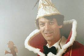 Meter van de kermis Celien Hermans geeft miniconcert op de pui van het  stadhuis: stadsbestuur opent Turnhout Kermis met een polonaise