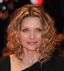Carré court, long, plongeant ou dégradé, suivez le guide le carré bouclé est totalement au goût du jour. Idee Coiffure Coupe De Cheveux Carre Plongeant Avec Boucles Et Volume Maquillage Pour Yeux B Madame Tn Magazine Feminin Numero 1 Mode Beaute Shopping Lifestyle