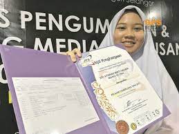 Seramai 330 orang pelajar cemerlang sijil pelajaran malaysia (spm) menerima biasiswa bernilai rm134 juta daripada petronas. Ini Dia Rahsia Kejayaan Siti Athirah Hingga Peroleh 11a Dalam Spm 2017 Berita Gps Bestari