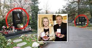 Leží tam třeba karel gott a eva pilarová a přesně u těchto hrobů došlo ke krádežím. Hrob Evy Pilarove Jen 6 Metru Od Hrobu Karla Gotta Foto Blesk Cz