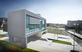 Adatte a una giornata di pioggia adatte ai ragazzi per tutte le tasche adatte a grandi gruppi ingresso gratuito. San Paolo Bank Parasite Studio Baltasarh Archdaily