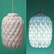 Selain berguna sebagai alat makan, sendok plastik juga bisa difungsikan sebagai barang lain yang bisa mempercantik hunian. Lem Yang Kuat Untuk Membuat Lampu Hias Dari Botol Dan Sendok Bekas