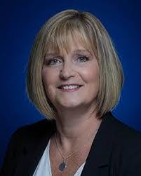 Clarissa Leach's Instagram, Twitter & Facebook