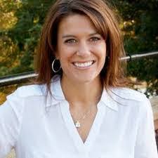 Kari Maynard's Instagram, Twitter & Facebook