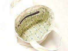 裏地もポケットも付いていないトートバッグ お店のオマケでもらったり 100均で売っていたりしますよね そんなトートバッグ を使い勝手の良いものに変身させたい ということで 今回は既製品バッグの内側にファ diy バッグ バッグ バッグ イン バッグ 作り方