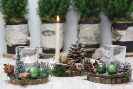Winterdeko Im Garten Und Ein Kleines Diy Mit Baumscheiben Tischlein Deck Dich In 2020 Weihnachtsschmuck Diy Baumscheiben Tisch Winterdeko