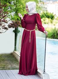 Yakasi Ve Beli Zincirli Elbise Bordo Pinar Sems Muslimah Fashion Hijabi Fashion Hijab Evening Dress