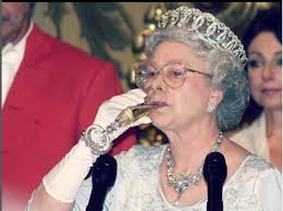 Elisabetta II e la passione, di famiglia, per il gin tonic