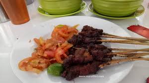 Resep sate sapi padang, kuahnya dari tepung beras dan rempah. Sate Maranggi Hj Maya Cimahi