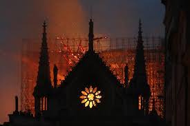 Catedrala notre dame a fost evacuată, iar oamenii sunt sfătuiți să stea departe. Catedrala Notre Dame Din Paris A Luat Foc Radio Noise Romania
