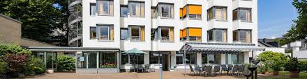 Surrounded by lush green meadows and a wonderful mountain panorama, our house is situated very quietly but not far from. Das Haus