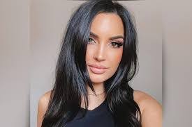 Ashley Holmes's Instagram, Twitter & Facebook