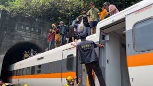 Kelmarin, kecoh di media sosial susulan penularan gambar dan video memaparkan individu mirip sanusi memandu uji sebuah kenderaan, sedangkan negara kini di bawah perintah kawalan pergerakan penuh. Kecelakaan Kereta Di Taiwan Sedikitnya 48 Orang Tewas Okezone News