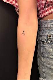 Unless they know to look, a cute little tattoo is great for going unnoticed. Pin By Rosita Sanchez B On Simplistic Tattoos Beautiful Small Tattoos Tattoos Tiny Rose Tattoos