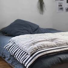 Sur Matelas Coloris Futones Interiores Design Interiores