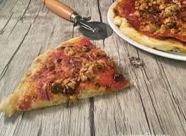 Pizza Rossa Tonno Cipolla E Olive Taggiasche Ricette Pizza Senza Mozzarella Ricette Facili