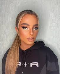 Hi guys, looking for a great professional to make my courses look highly  proffesional ( cosmetics ) and also put together my business course if I  give you details. Need someone reliable