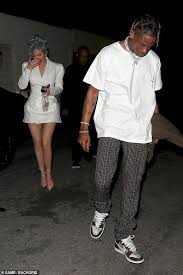 Hot Couple Kylie Looked Absolutely Sensational As She Strutted Along With Her Man In A Pa Kyliejenn Travis Scott Fashion Travis Scott Outfits Quick Fashion