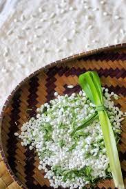 Jika menggunakan balon karet, pompa atau tiup balon hingga mencapai ukuran kecil atau sedang, jangan terlalu besar agar lebih efisien dalam penggunaan benang dan lama waktu pembuatan. Cara Buat Bedak Sejuk Homade Untuk Menghaluskan Kulit Muka Khalifah Media