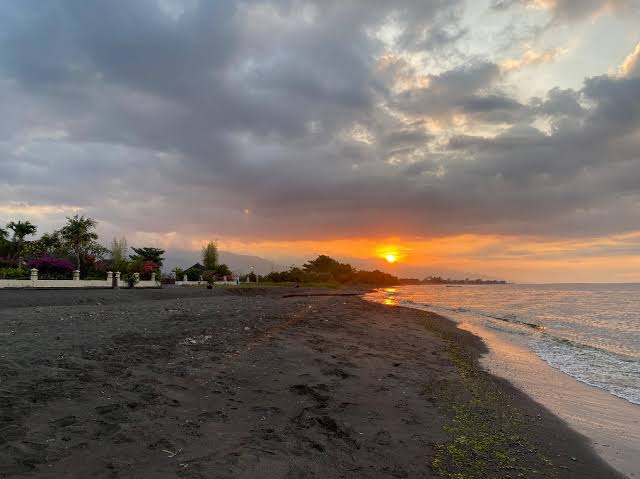 PANTAI SERIRIT