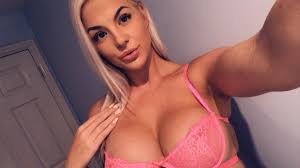 Vixen model takes a creamy cumshot