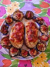 Una ricetta che è letteralmente un pilastro della io utilizzo una varietà locale della melanzana violetta allungata, che si chiama varietà seta. Melanzane Ripiene Fit Leggere E Nutrienti Curarsi Con Gusto