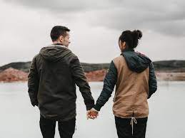 Menurutnya, definisi dan pengertian psikologi cinta adalah proses aktualisasi diri yang mana dapat ingatlah, cinta tidak memandang status sosial, materi, fisik dan lainnya sehingga bisa saling semakin lama hubungan, semakin dilandasi kedekatan emosional (intimacy), gairah (passion), dan. Mengenal 4 Tipe Ikatan Emosional Dalam Hubungan Menurut Para Ahli Soco By Sociolla