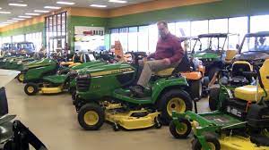 One john deere place, moline, illinois 61265, usa. Buyer S Guide To John Deere X700 Series Lawn And Garden Tractors Youtube