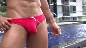 プールサイドのモノトーンに映える真っ赤なアンダーウェアのもっこり - 筋肉マッチョ動画【ゲイ目線・外人】この男なめたい抱かれたい！