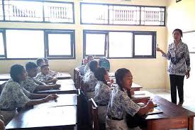 Peranan pihak sekolah dan guru dalam menerapkan nilai murni dalam kalangan pelajar adalah lebih berkesan berbanding dengan pihak lain kerana pelajar menerima pendidikan secara formal dan sistematik di sekolah (abd rahim 2001). Peran Guru Dalam Pendidikan Kejujuran Balipost Com