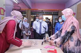 Sekolah menengah kebangsaan aminuddin baki, kl. Agong Checks On Sop Compliance At Smk Danau Kota In Kl Asia Newsday