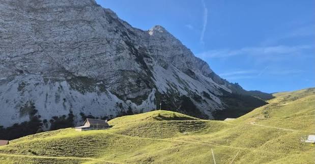 🍂🥓 HERBSTGENUSS TRIFFT WINTERVORFREUDE! ⛷️❄️ Bei sch&ouml;nstem Wetter durften wir unseren Herbstanlass mit einem gem&uuml;tlichen Brunch auf der M&ouml;rlialp geniessen. ☀️🏔️ In der Bully Bar bei Familie Kiser erwartete uns alles, was