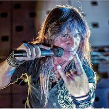 His voice always sounds pretty potent, using an awesome belt voice to hit really good high notes. Adrian Barilari Adrian Barilari æ›´æ¢äº†å°é¢ç…§ç‰‡ Facebook