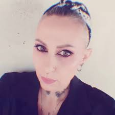 Il TSV di domani è la lavapavimenti di BISSELL con accessori e detergente.  La sua è una pulizia 3in1 a ogni passata: aspira lo sporco, lava e asciuga.  Il doppio serbatoio permette