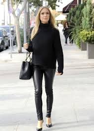 Tenue d'intérieur effet velours pour femme de la marque de homewear ringella.tenue d'intérieur.effet velours.matière douce et chaude.et l'excellence. Collection Tendance 20 Idees Tenue Avec Pantalon Simili Cuir Noir 2020 Fitostic Com Sport Mode Beaute Lifestyle Magazine
