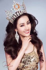 In vietnamese custom as with other east asian cultures, the surname precedes the given names. Tracy Háº±ng Nguyá»…n Ä'áº¡i Diá»‡n Viá»‡t Nam Dá»± Thi Mrs World 2016 Bao NgÆ°á»i Lao Ä'á»™ng