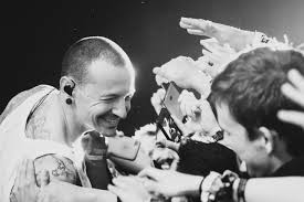 Berita ini baru dikabarkan oleh pihak media setelah tim koroner melakukan serangkaian penyelidikan di kediamannya pada pukul 9.00 pagi waktu setempat. Vokalis Chester Bennington Linkin Park Meninggal Dunia
