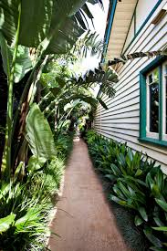 12 Inspiring Suburban Gardens Tropical Garden Design Side Yard Landscaping Urban Garden