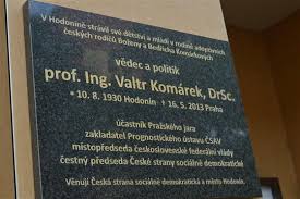 Na ekonoma a čestného předsedu čssd valtra komárka, který zemřel 16. Valtr Komarek Ma V Hodonine Pametni Desku Mesto Hodonin