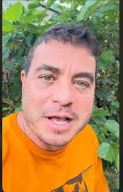 Você é? FICA GISELE 👍 FORA GISELE 🤣