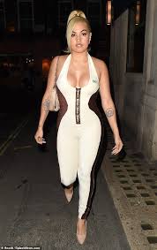 Rachel keen (born october 24, 1997), known by her stage name raye, is an english singer and songwriter from croydon, south london. Mabel Dons An Optical Illusion Jumpsuit As She Joins Pal Raye For Dinner In London S Soho Aktuelle Boulevard Nachrichten Und Fotogalerien Zu Stars Sternchen