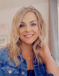 Carissa Ball's Instagram, Twitter & Facebook