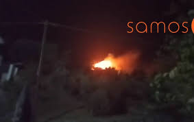 Σύμφωνα με πληροφορίες η φωτιά κατακαίει πεύκα και πυκνή βλάστηση. Fwtia Twra Konta Sto Kyt Sth Samo Binteo 15 09 2020 Sputnik Ellada